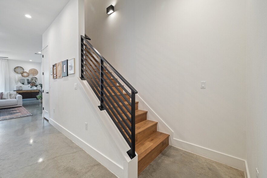 Building Photo - 6200 Hickman Ave