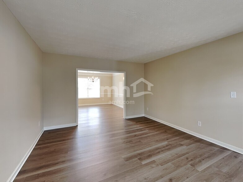 Building Photo - 1302 River Club Dr NE