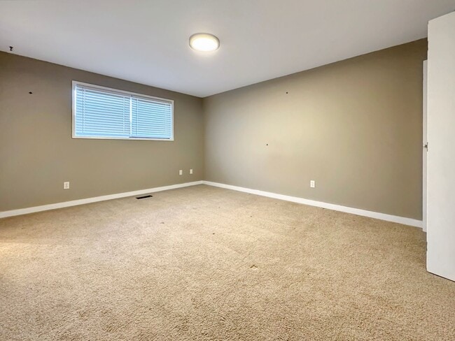 Building Photo - Pet-Friendly Newly Remodeled 3-Bedroom Home in South West Boise with Granite Counters, Gas Firepl...