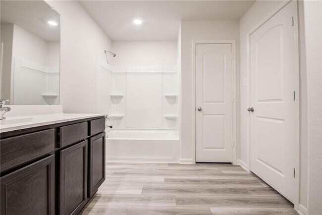 Building Photo - Charming 3BR House in Cleveland