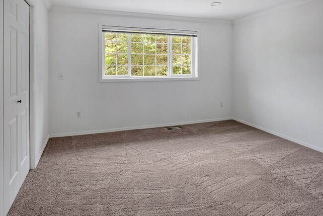 Building Photo - Luxurious 4-Bedroom Family Home Minutes Aw...