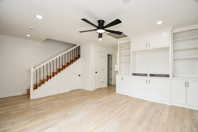 Building Photo - 6114 Kirby Dr