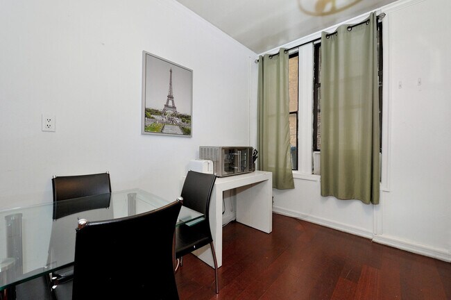 Building Photo - 520 8th Ave