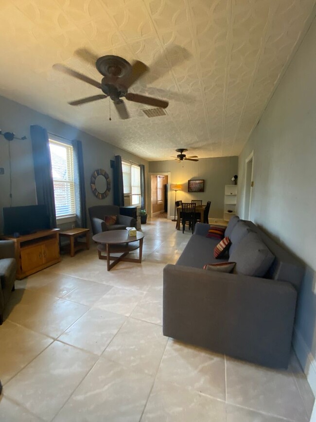 Building Photo - 3 Bedroom, 3.5 Bathroom In Downtown Perryv...