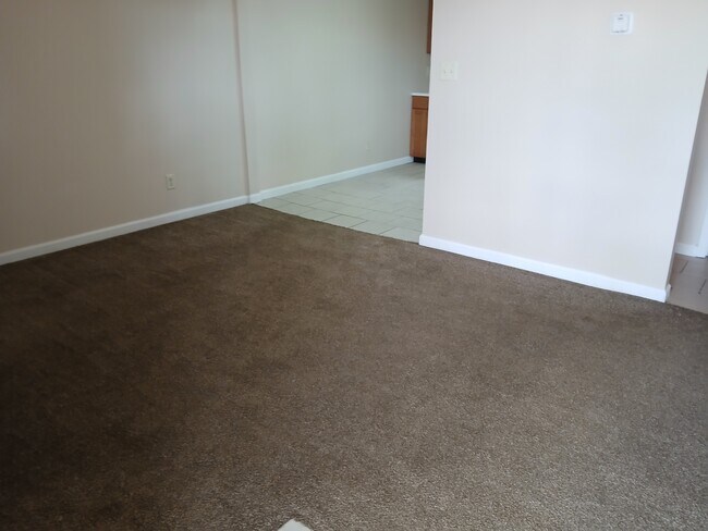 Building Photo - 321 E Mill St