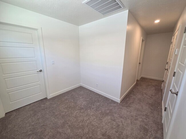 Building Photo - 1471 E White Desert Dr
