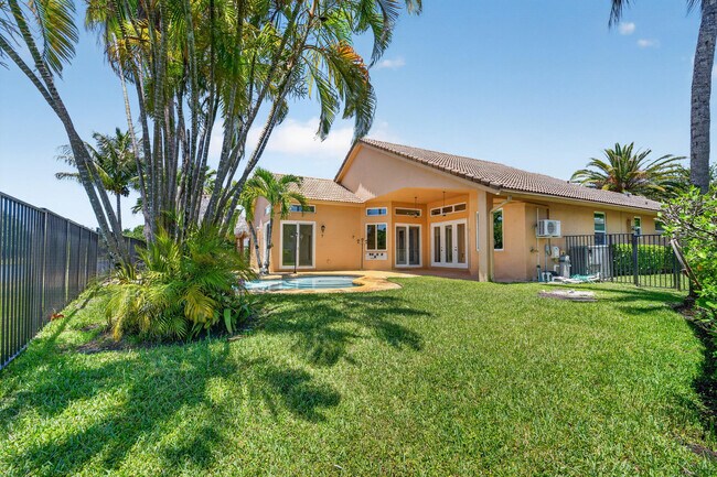 Building Photo - 3043 Lakewood Dr