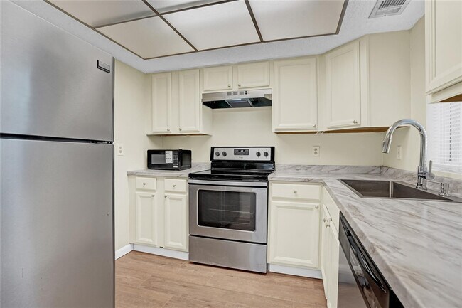 Building Photo - 1560 SE Royal Green Cir