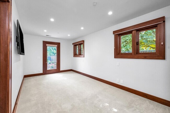Building Photo - 77 Rebecca Ln