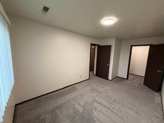 Building Photo - MOVE-IN Ready - 2 bedroom, One Bath - Top Floor with Private balcony and Central A/C!