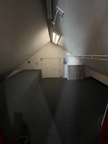 Walk-in Closet - 4807 Magazine St