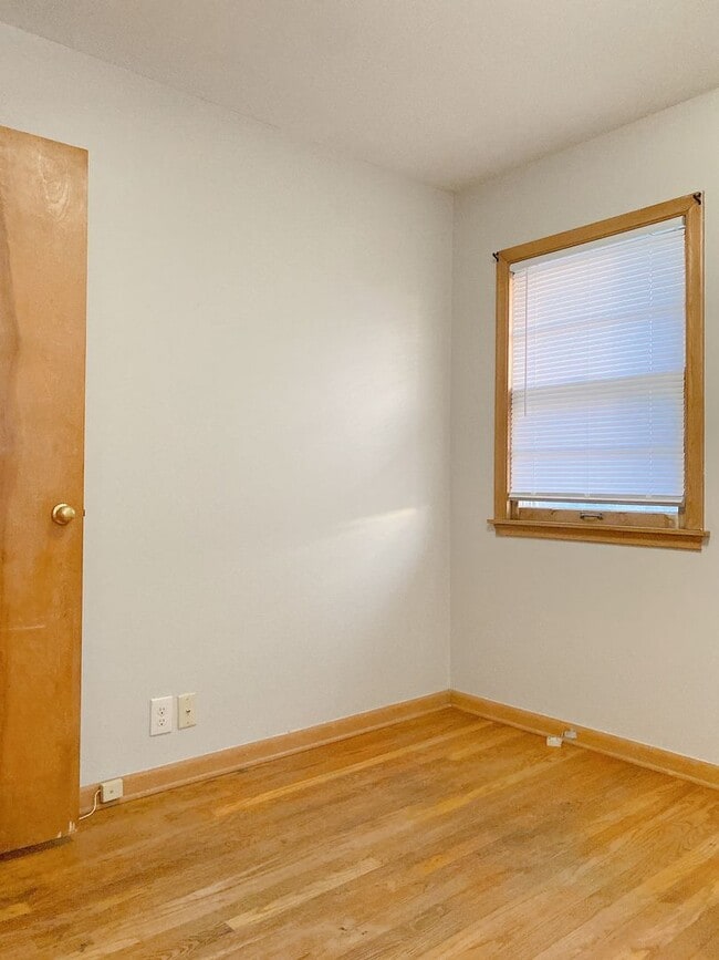 Building Photo - Beautiful 3 bed 1 bath house, over sized driveway, garage and fenced in back yard $1,595  [Move-i...