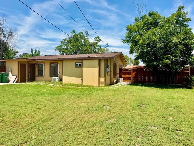 Building Photo - 302 Ryan Dr