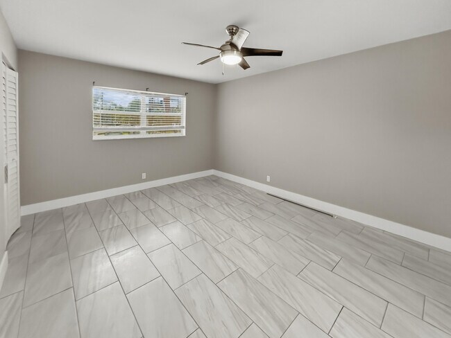 Building Photo - 6301 N Falls Cir Dr
