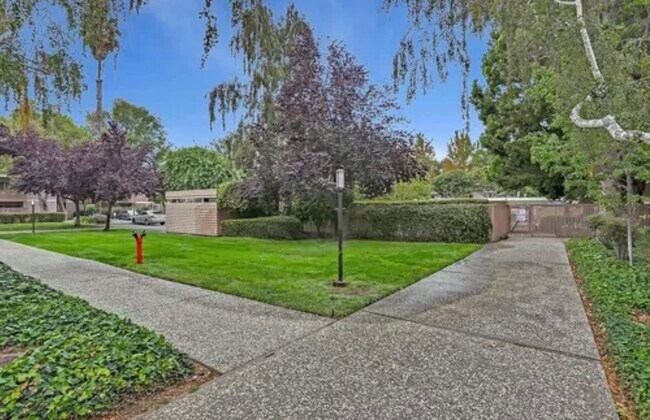 Building Photo - 280 Easy St