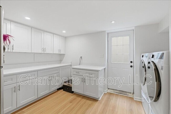 Building Photo - 7126 Roosevelt Ave