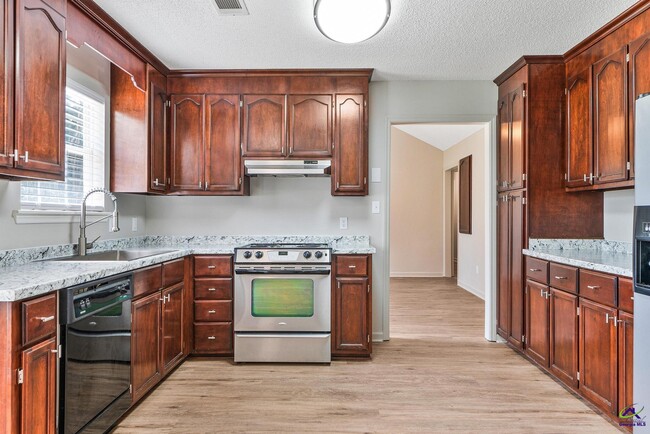 Building Photo - 106 N Hiley Ct