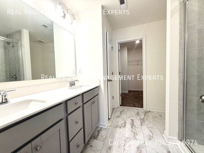 Building Photo - 6017 Rizer Dr