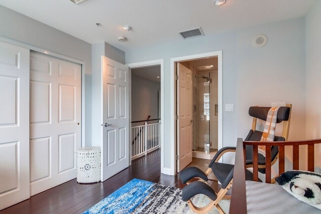 Building Photo - Luxury  Unit in Little Italy