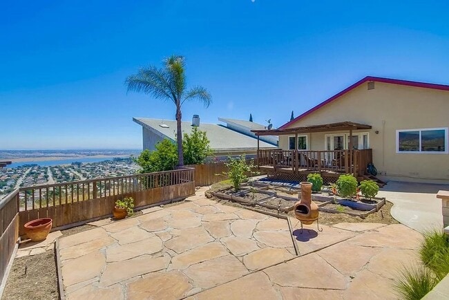 Building Photo - Charming 3 Bed 2 Bath In Spring Valley