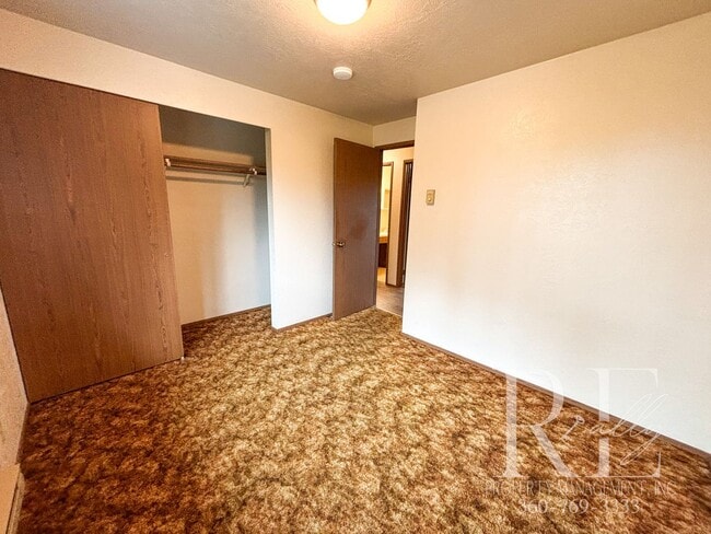 Building Photo - Charming 2-Story Duplex in Silverdale
