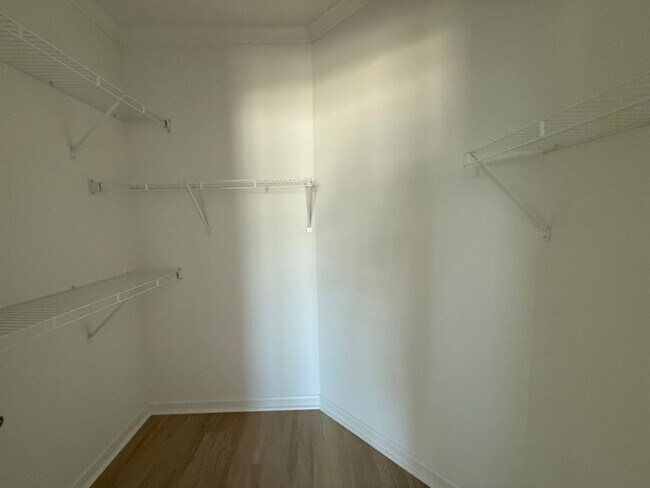 Building Photo - 4208 Queens Way