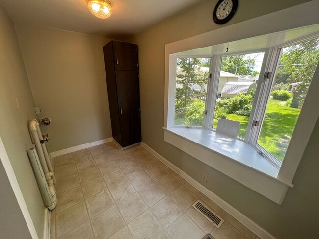 Building Photo - Cute & Cozy Home