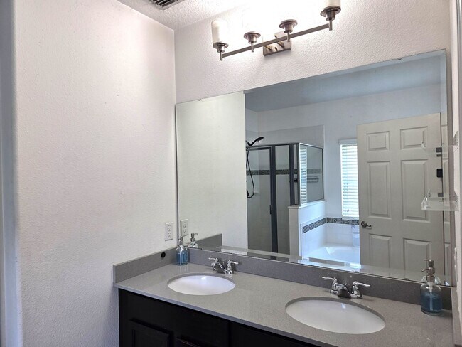 Building Photo - Move in Ready 3/2 in Lago Katrina
