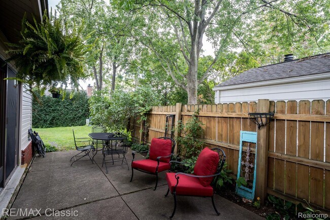 Building Photo - 24323 Pinecrest St