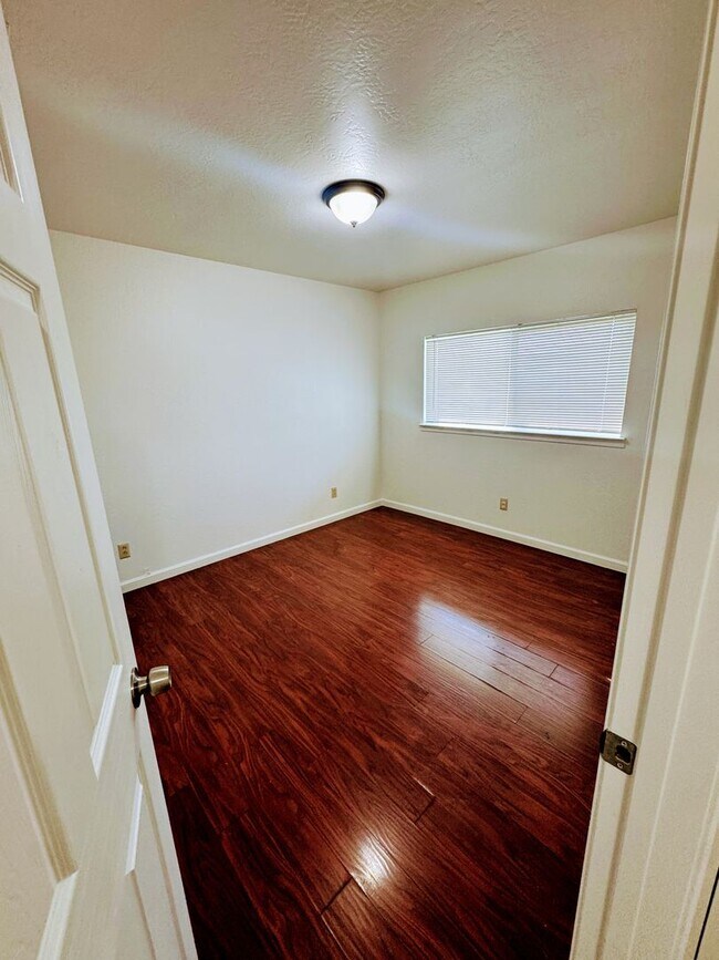 Building Photo - 3201 Springe St