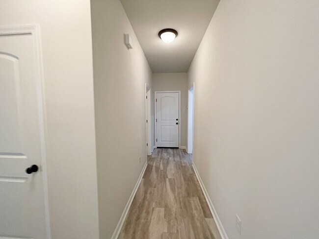Building Photo - 4 Bedroom House in Hunters Trace