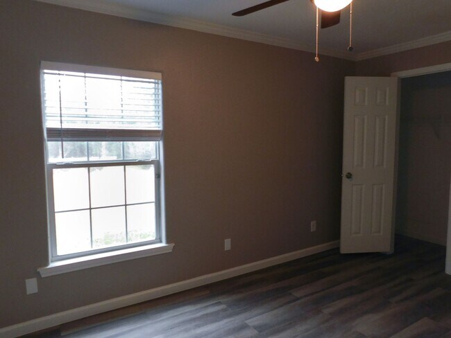 Building Photo - 107 Varsity Dr