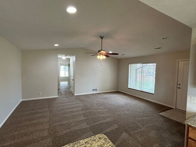 Building Photo - Beautiful, spacious, 4 bedroom, 3 bath tow...