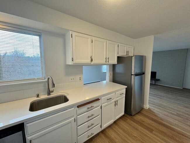 Building Photo - Stunning 2 Bed, 1 Bath w/ Laundry & AC in ...