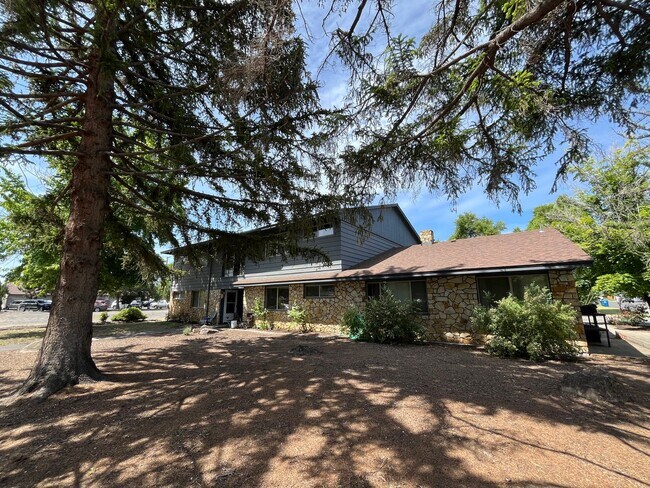 Building Photo - Charming Studio Unit Near Downtown Redmond - The Pines Apartments