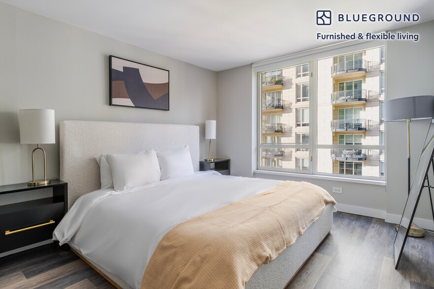 Building Photo - 1 E Delaware Pl