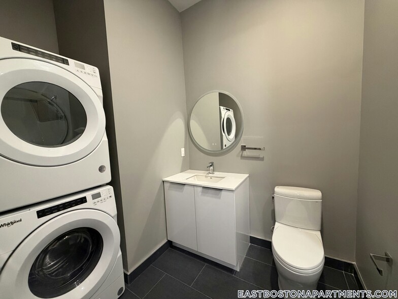 Building Photo - 656 Saratoga St