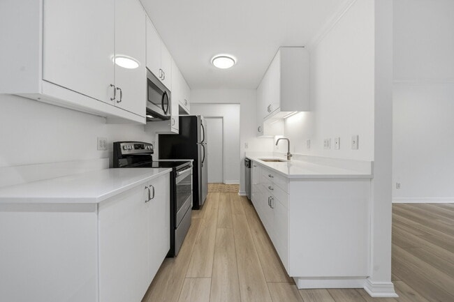 Building Photo - 821 Douglas Ave