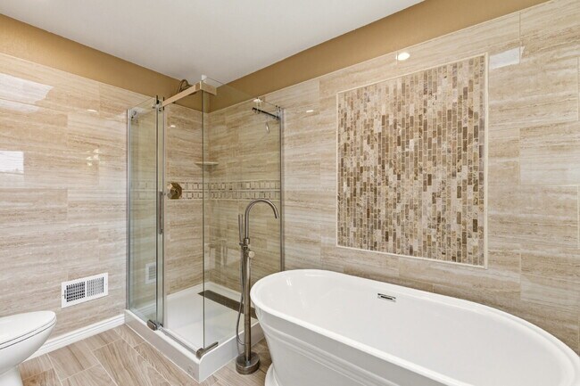 Building Photo - Single-Family Home in Near-Perfect Condition | 931 square foot 3-Car Garage!! | Covered Patio | L...