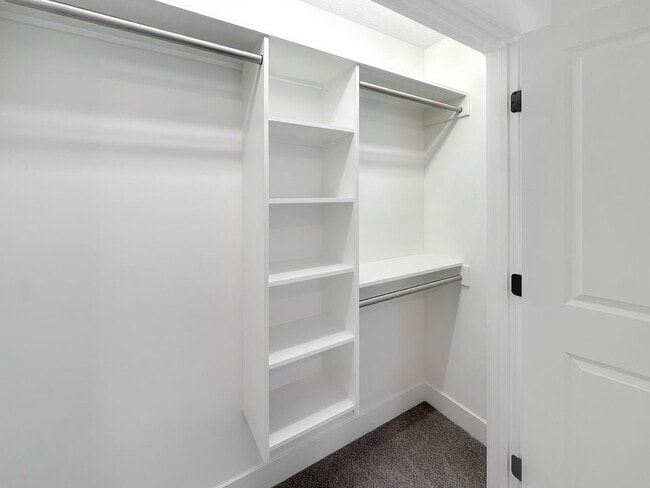 Building Photo - 860 Houseman Ave NE