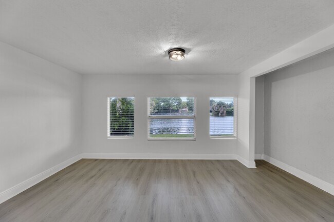 Building Photo - 904 Banks Rd