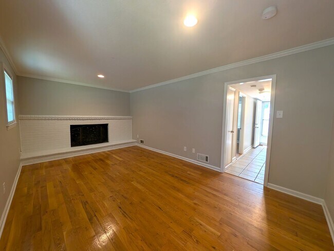 Building Photo - Charming split level home located in the Spring Valley Community in the South Park area of Charlo...