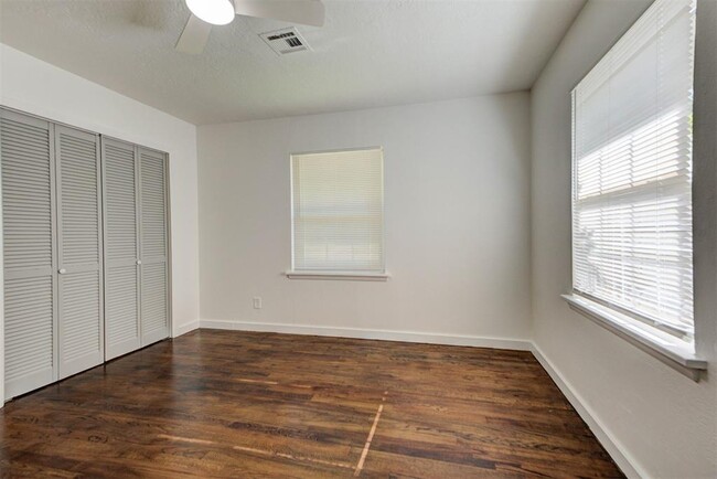 Building Photo - 1202 Windsor Way