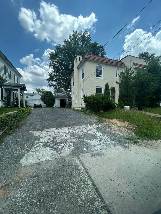 Building Photo - 936 Parkside Ave.