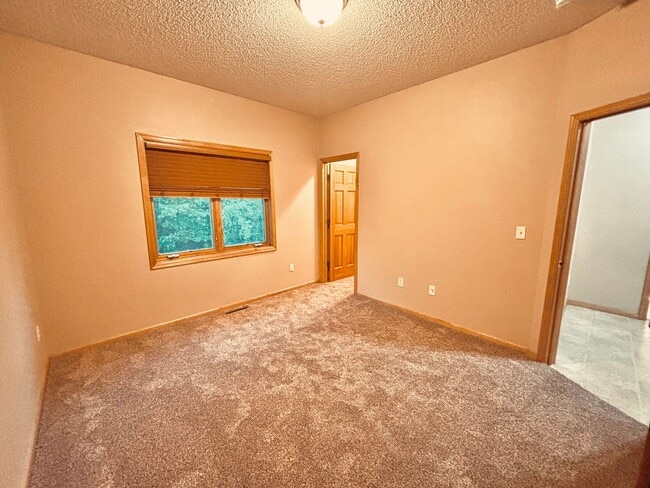 Building Photo - Huge 5 bed home located in Maple Grove!