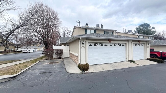 Building Photo - 4 bedroom/2.5 bathroom Townhome in West Jordan!