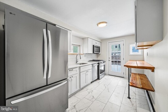 Building Photo - 2415 E Firth St