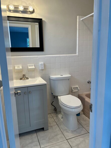 Building Photo - 5111 NE 18th Ave