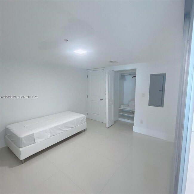 Building Photo - 400 Sunny Isles Blvd
