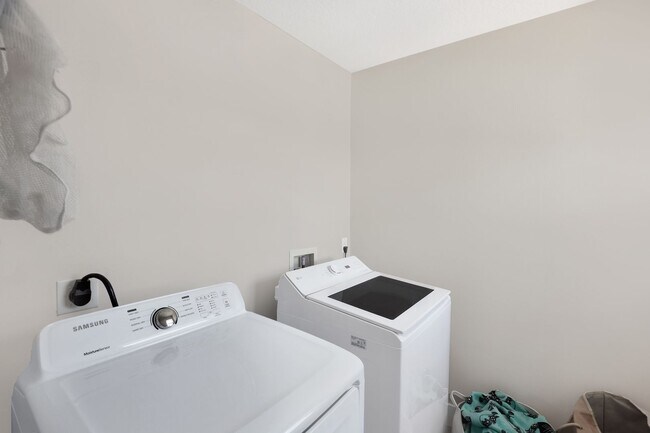 Building Photo - 4bd/3.5bth Perfectly Located Modern Townhouse